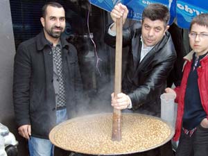 Selen Züccaciye’den Geleneksel Aşure Dağıtımı