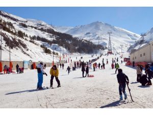 Palandöken’de Güneşli Havada Kayak Ve Kızak Keyfi