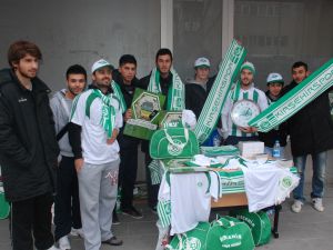 Futbolcular Evlerine Gidebilmek İçin Formalarını Satışa Çıkardı