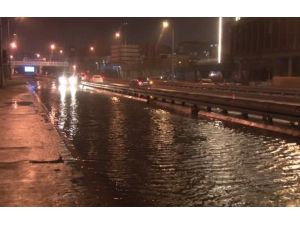 Dev Dalgalar Sahil Yolunu Trafiğe Kapadı