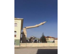 Minarenin Devrilmesi Kamerada