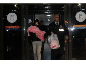 17 Yaşındaki Anne Bebeğiyle Sığınma Evine Gitti