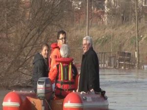 Edirne Belediyesi Eski Başkanı Sedefçi, Selde Mahsur Kaldığı Bağ Evinden Afad Ekipleri Tarafından Kurtarıldı