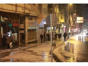 Taksim’de Aniden Bastıran Dolu Vatandaşlara Zor Anlar Yaşattı