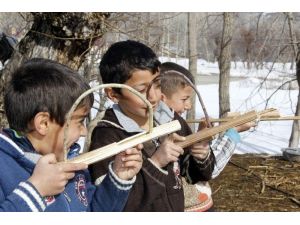 (Özel Haber) Yarı Yıl Tatilini Hayvanlara Bakarak Geçiriyorlar