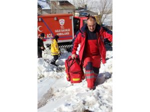 Erzurum’da Kar Ve Tipi Nedeniyle Yolu Kapalı Olan Köylerdeki 94 Hasta Kurtarıldı