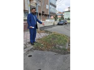 Sivas’ta Sokak Ortasındaki Mezar Görenleri Şaşırtıyor