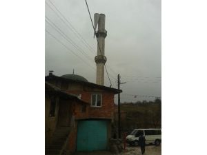 Lodos Minarenin Külahını Uçurdu