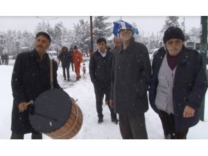 Kar Yağışını Davul Çalarak Kutladılar