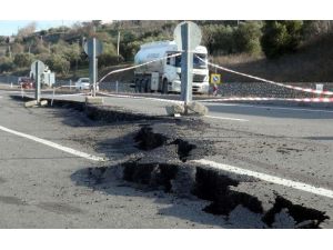 Çanakkale İzmir Karayolu Yol Göz Göre Göre Kayıyor