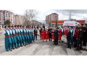 Kansere ‘Halayla’ Dikkat Çektiler