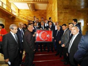 Başbakan Davutoğlu’na Osmanlıca İşlemeli Türk Bayrağı Hediyesi