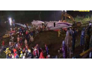 Uçağın Enkazı Sudan Çıkarıldı