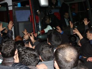 Ücretsiz Forma İçin Birbirlerini Ezdiler