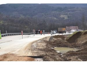 Yol İkiye Bölündü