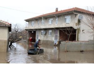 (Özel Haber) Evlerine Kayıkla Girip Çıkıyorlar