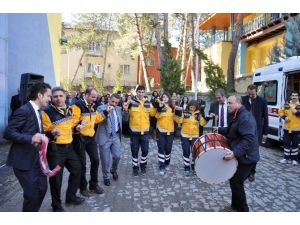 Davul-zurnalı, Halaylı, Dualı Teslim