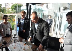 Bakan Çavuşoğlu’na Sürpriz Doğum Günü