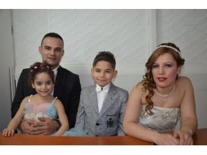 Evliliklerinin Yıl Dönümünde Çocuklarıyla Düğün Yaptılar