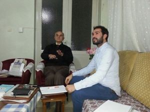 90 Yaşında Gençlere İngilizce Dersi Veriyor