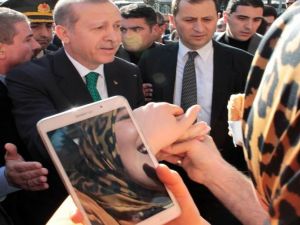 5 Bin Kişiyle Tek Tek Tokalaştı