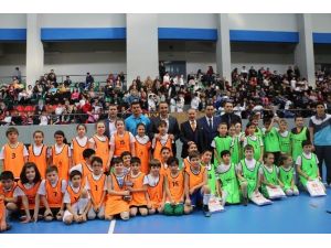 Spor A.ş.’den Miniklere Karne Hediyesi