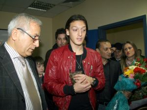 Mesut Özil, Memleketi Zonguldakta Çiçeklerle Karşılandı