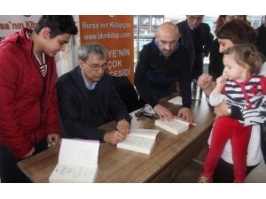 Orhan Pamuk ‘Kafamda Bir Tuhaflık’ Kitabını İmzaladı
