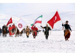Buz Tutan Göl Üzerinde At Festivali