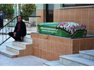 Tanınmaması İçin Elleri Kesilen Kadın Toprağa Verildi