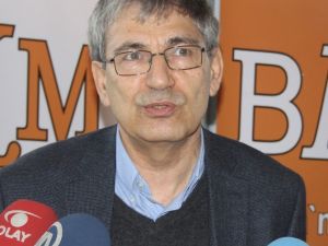 Orhan Pamuk Kitabını İmzaladı