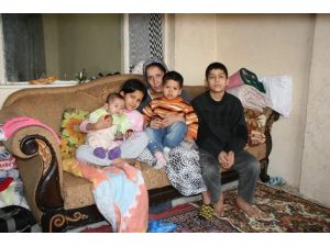 (Özel Haber) Mendil Satarak 4 Çocuğunun Karnını Doyuruyor