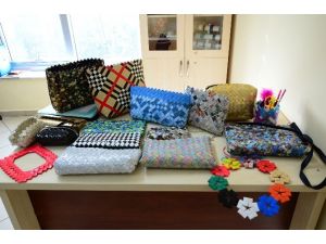 Eski Gazete Ve Dergiler Son Moda Çantalara Dönüşüyor