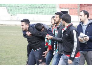 Gol Sonrası Tribünler Karıştı: 1’i Polis 4 Yaralı