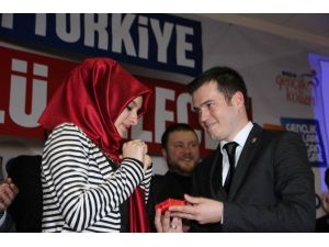 Ak Partili Başkan Sahnede Kız Arkadaşına Evlenme Teklif Etti