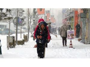 Beklenen Kar Geldi Okullar Tatil