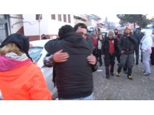 Uyumamak İçin Birbirlerine Çimdik Atmışlar