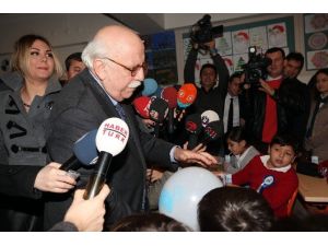 Bakan Avcı’dan Toplu İğneli Balon Deneyi