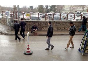 Tavuğu Herkesin Gözü Önünde Kesti, Tepki Topladı