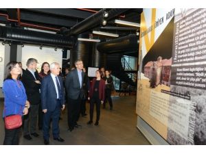 Orhan Pamuk Şiir Kütüphanesi’ne Hayran Kaldı