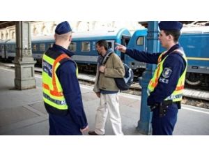 Bin Kosovalı Mültecinin Umuda Yolculuğu Macar Polisi Engeline Takıldı