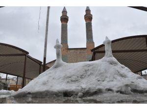 Bu Da Kardan Minare !