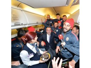 Selçuk İnan’a Uçakta Doğum Günü Sürprizi