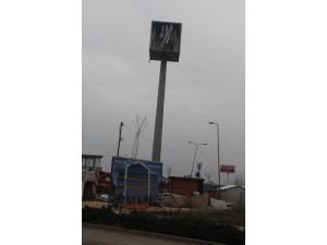 Reklam Panosundan Baz İstasyonu Çıktı