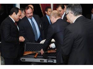 Putin, Sisi’ye Kalaşnikof Hediye Etti