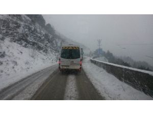 Dağ İlçelerinde Kar Ulaşımı Aksatıyor