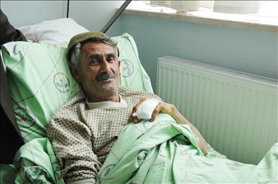 Aç ayı, vatandaşın ayağını kırdı 