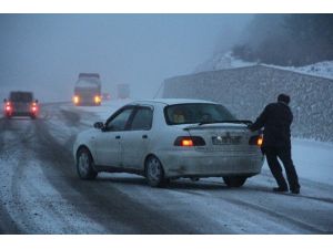 Ilgaz Dağı’nda Kar, Sürücülere Zor Anlar Yaşattı