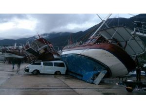 Kaş’ta Yollar Çöktü, Gemiler Devrildi