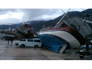 Yollar Çöktü, Gemiler Devrildi